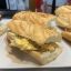 Bocata de almuerzo de huevos revueltos y anchoas