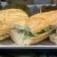 Bocata de almuerzo de pechuga con lechuga y mahonesa