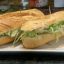 Bocata de almuerzo de pollo empanado con lechuga y mahonesa